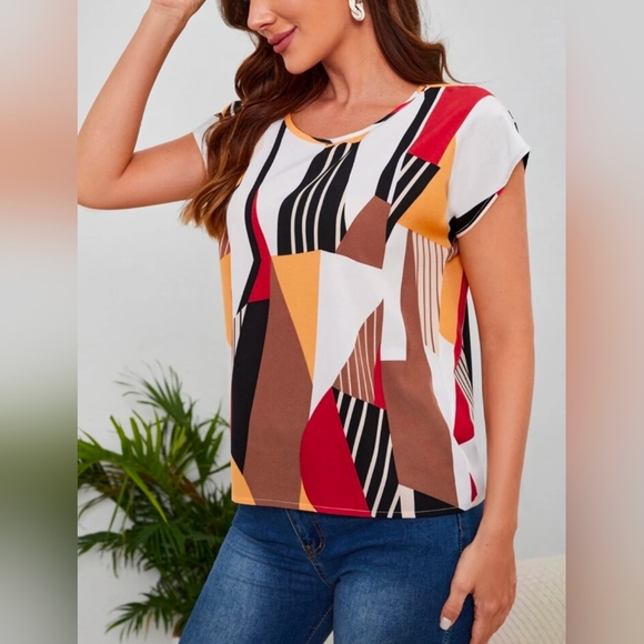 5/$20 Geometric Print Women's Top Excellent Used Condition - Picture 3 of 5